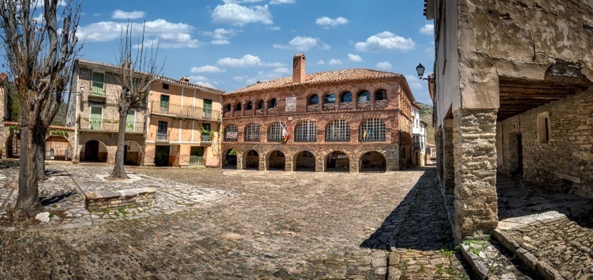 El precio de un palacio abandonado en un pueblo de Soria que te sorprenderá