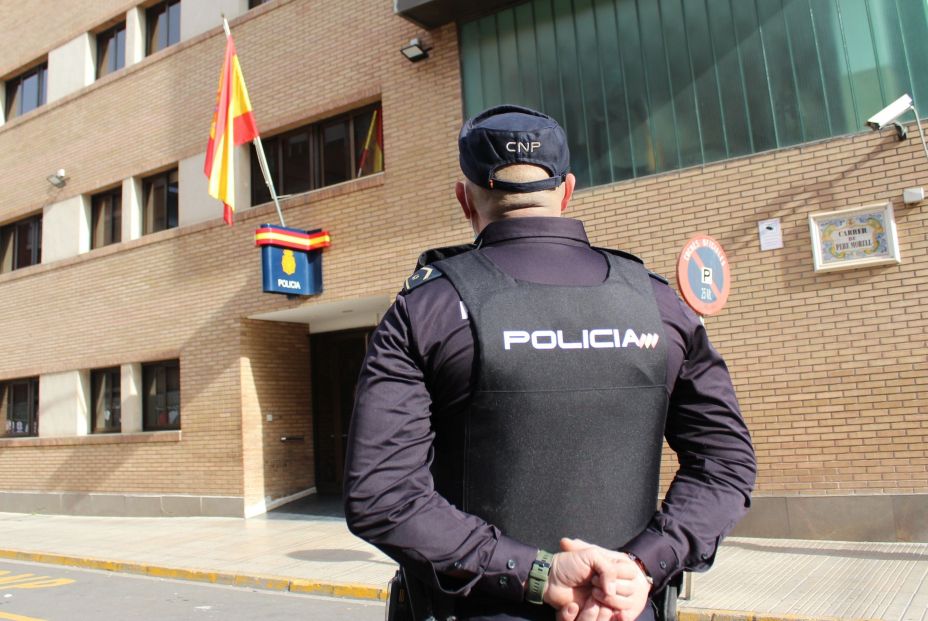 Un policía retirado se atrinchera en una vivienda con rehenes en el interior