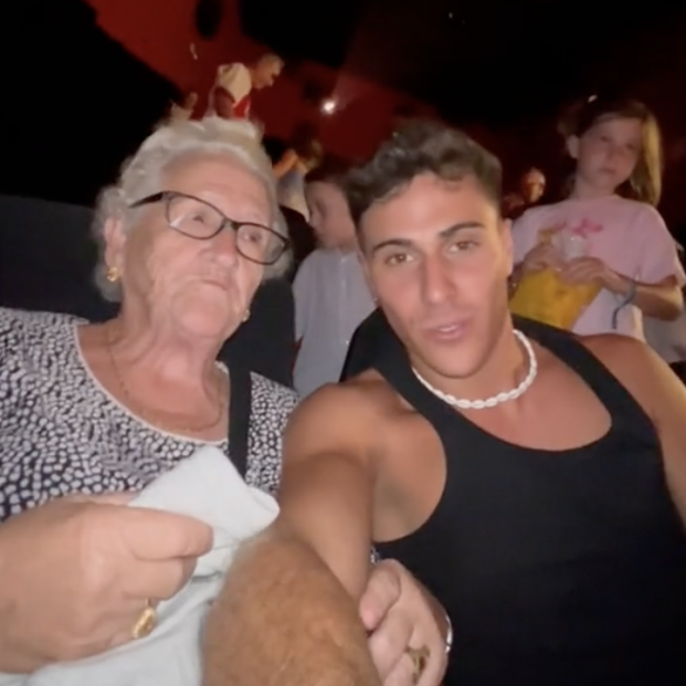 VÍDEO: Lleva a su abuela al cine después de 10 años sin ir y emociona en las redes. Foto: 