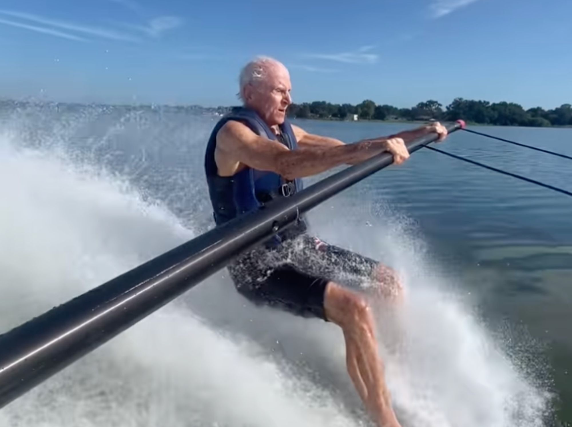 VÍDEO: Muestra la sorprendente técnica de su abuelo practicando esquí acuático a los 87 años. Foto: Instagram