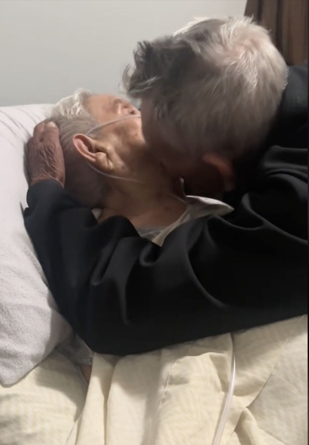 VÍDEO: La emocionante despedida de una pareja tras 73 años de matrimonio