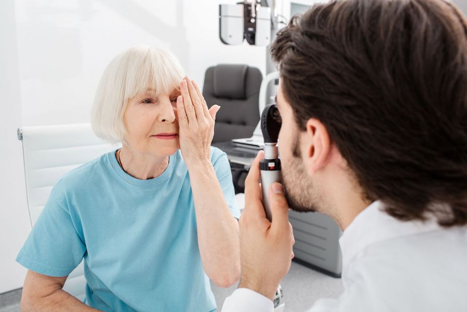 Un examen ocular podría revelar si una persona padece el síndrome del Covid largo