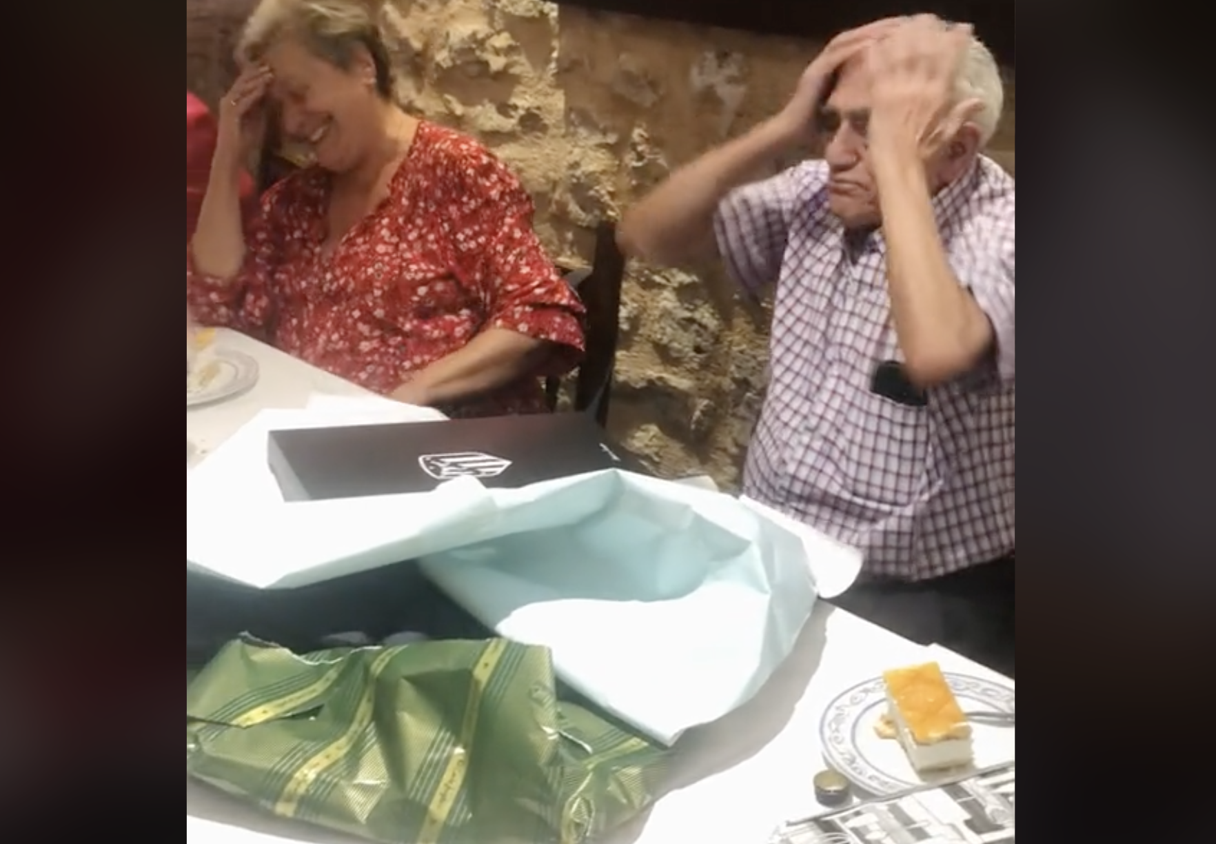 La tierna reacción de un hombre de 90 años al que le regalan una camiseta del Atlético de Madrid