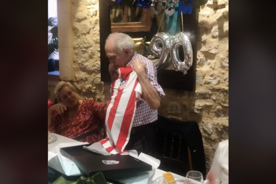La tierna reacción de una persona mayor al recibir una camiseta del Atlético de Madrid