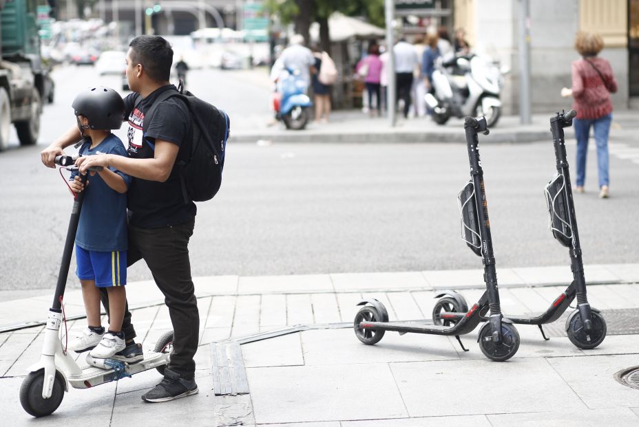 La norma de la DGT que la mayoría de conductores de patinetes y bicicletas ignoran