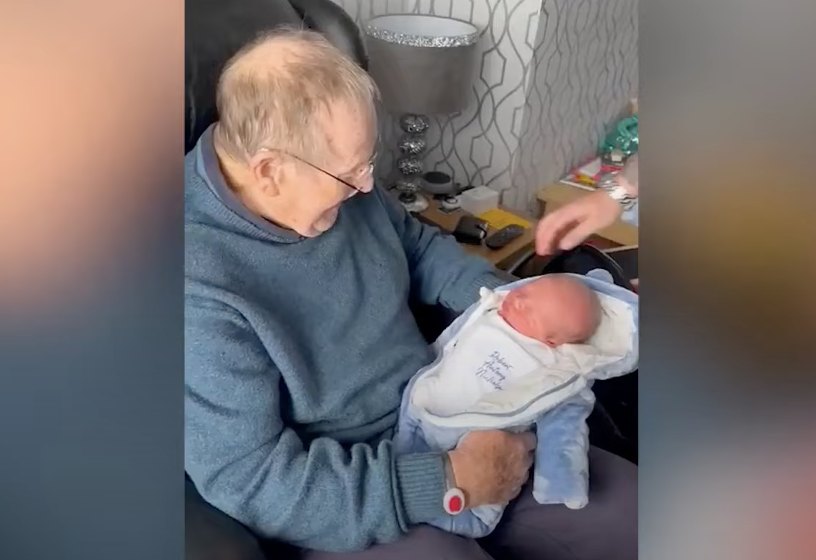 Abuelo rompe a llorar cuando le sorprenden con su nieto recién nacido, al que han puesto su nombre