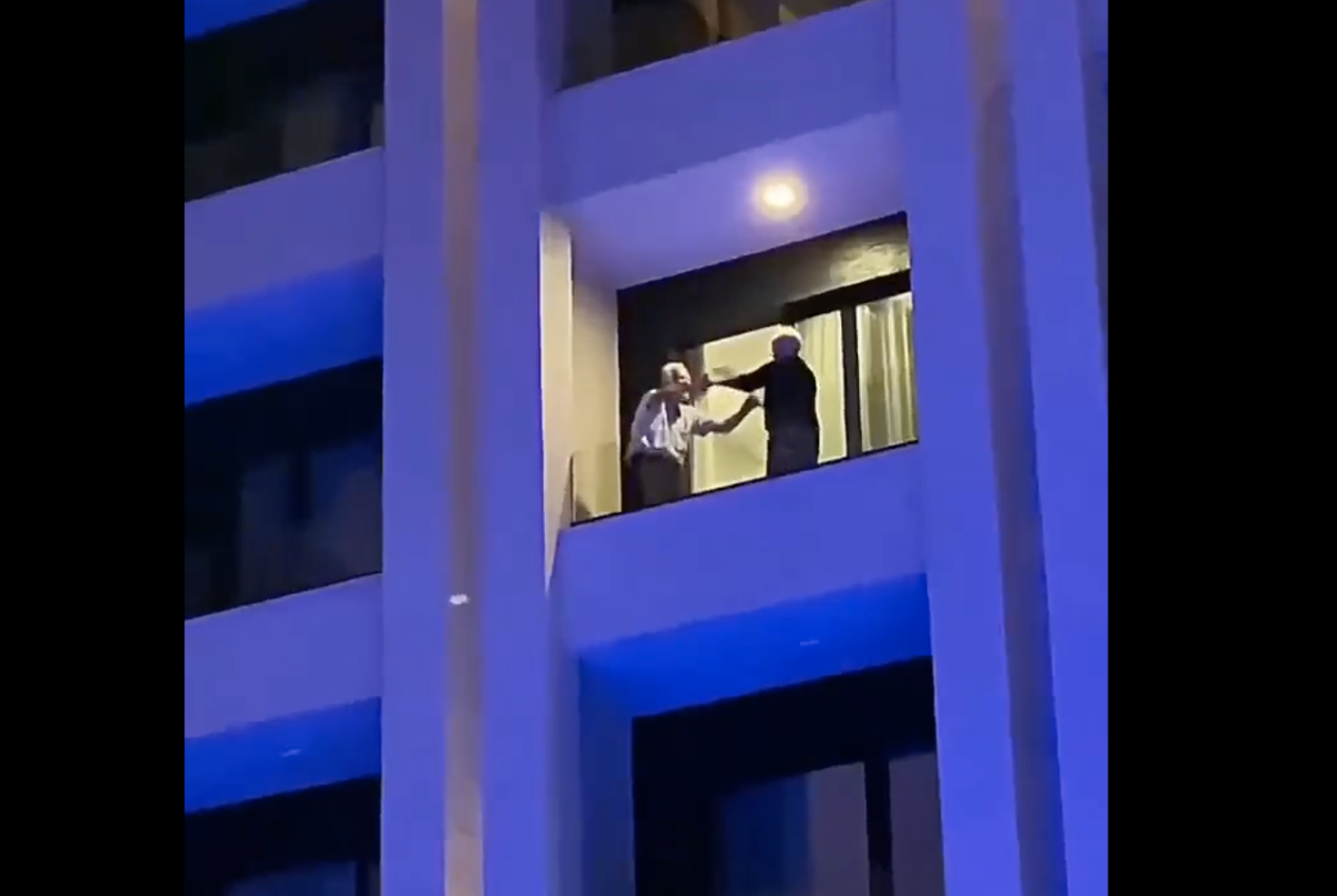 El vídeo más tierno que verás: dos personas mayores sorprenden bailando en su balcón