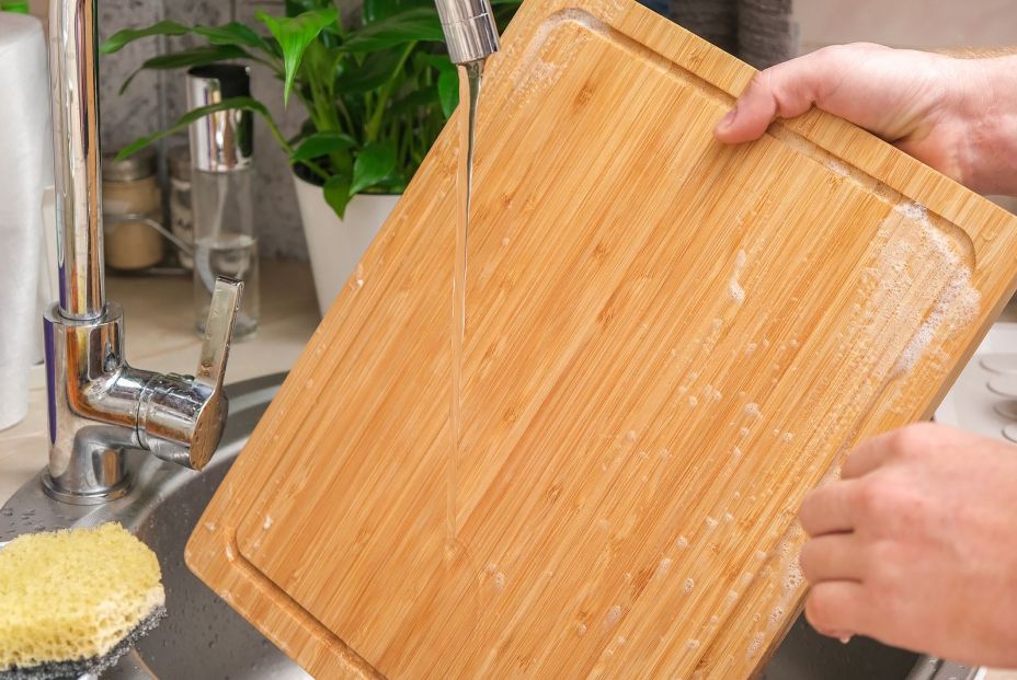 El truco infalible de TkTok para dejar la tabla de cortar de madera como nueva