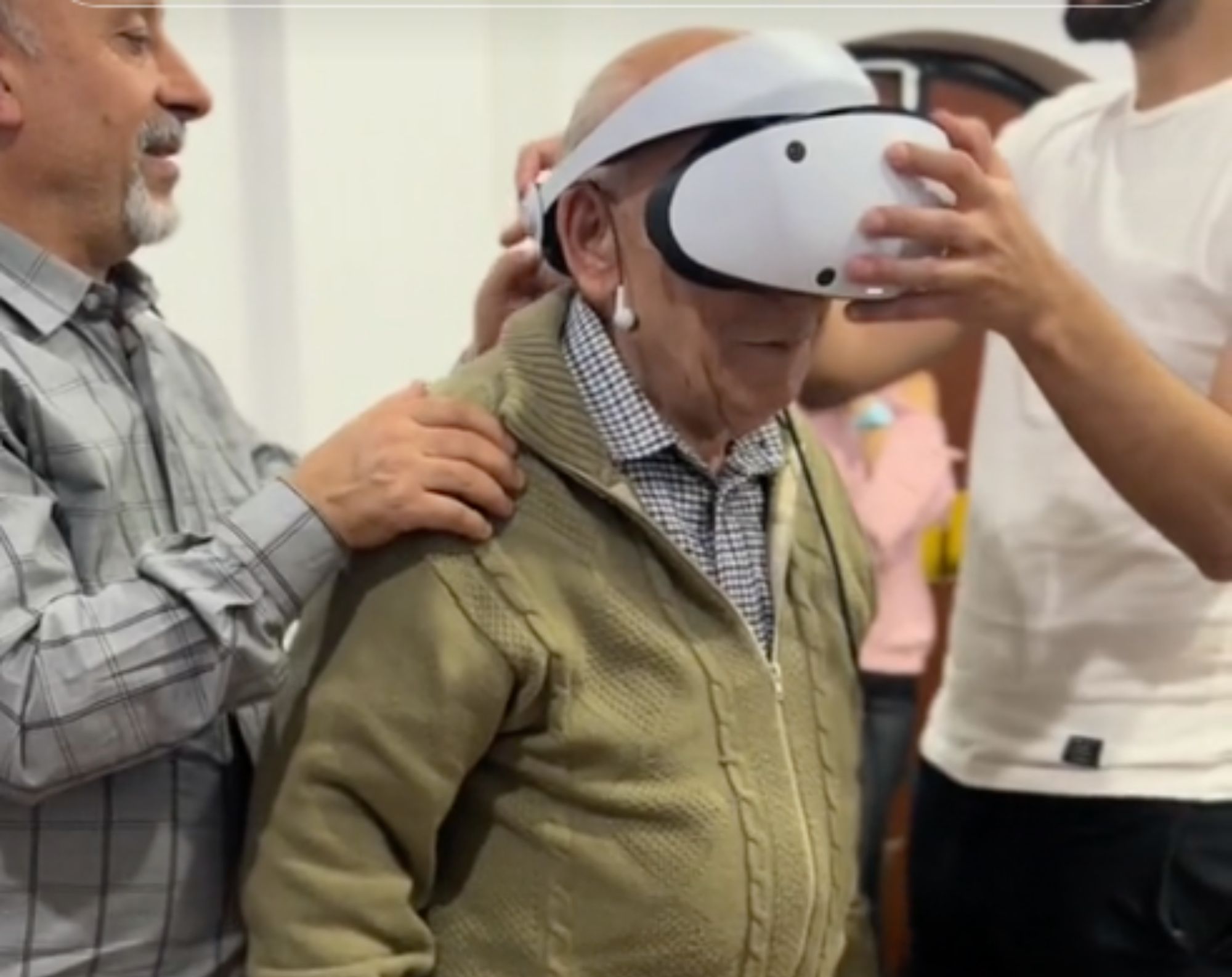 VÍDEO: La reacción viral de un hombre mayor al probar unas gafas de realidad virtual