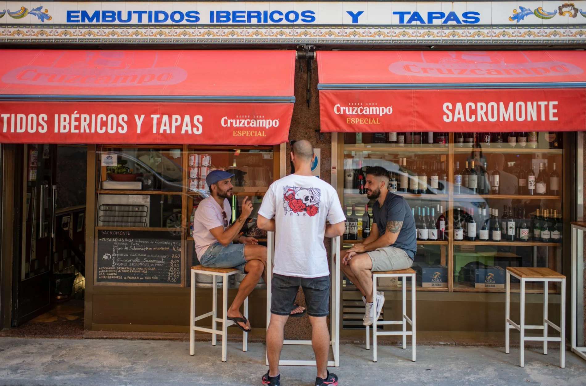 ¿Me pueden cobrar en un bar por la leche del café, el hielo, el pan o el agua? Esto dice la OCU