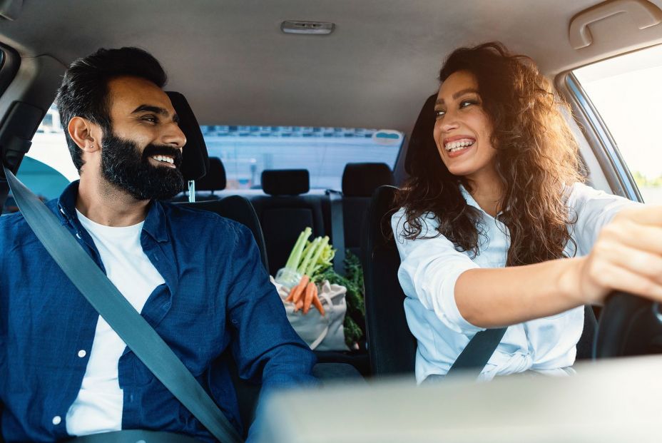 ¿Qué multa te pone la DGT por llevar bolsas en el asiento trasero del coche?