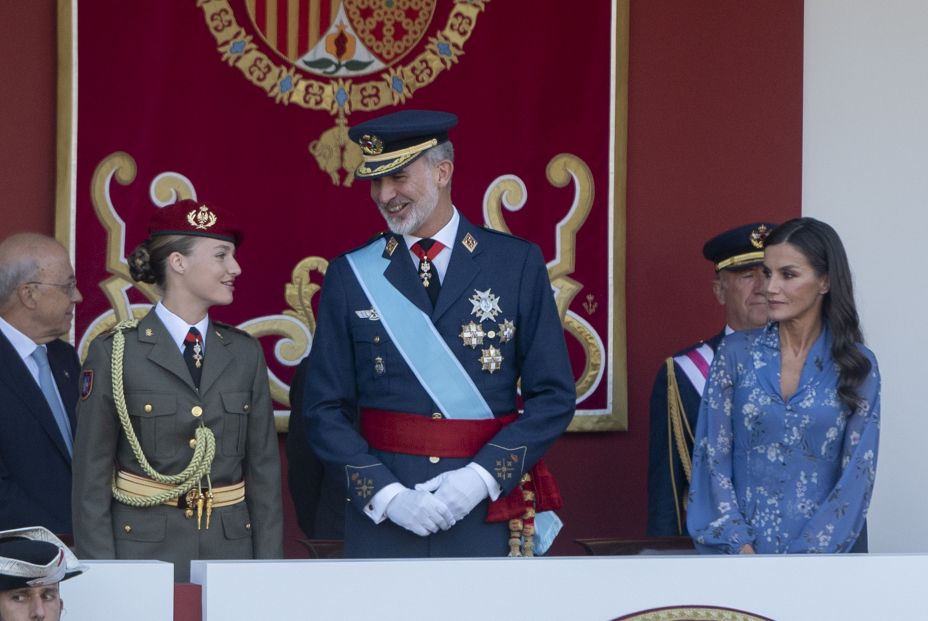 EuropaPress 5501321 i d princesa leonor rey felipe vi reina letizia tribuna desfile 12 octubre