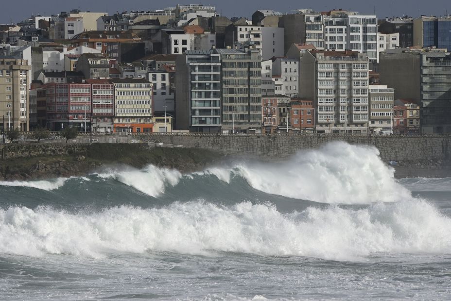 'Ciarán' causa estragos en España: una fallecida, caídas de árboles y vuelos y trenes cancelados