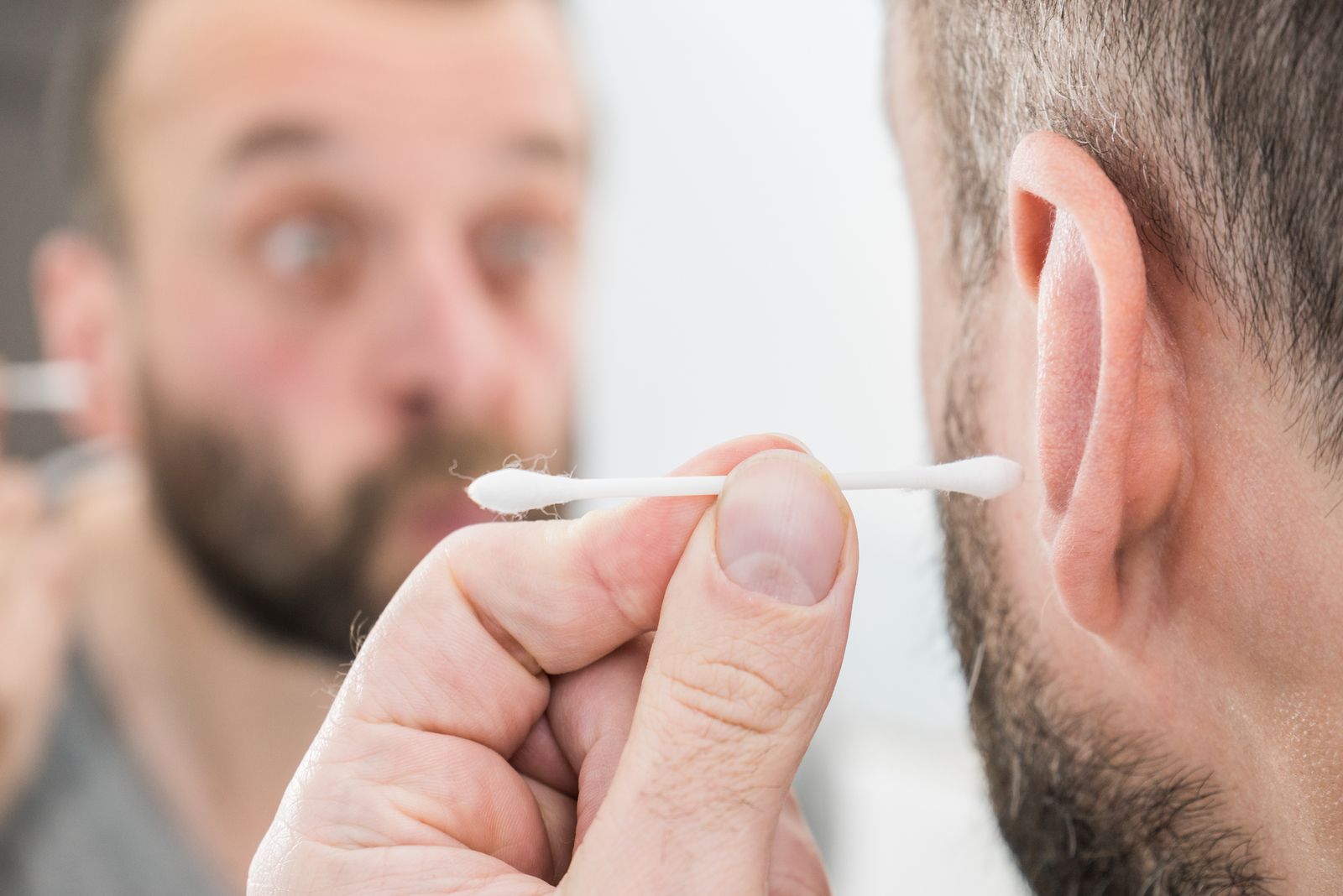 El riesgo para la salud de quitar la cera del oído