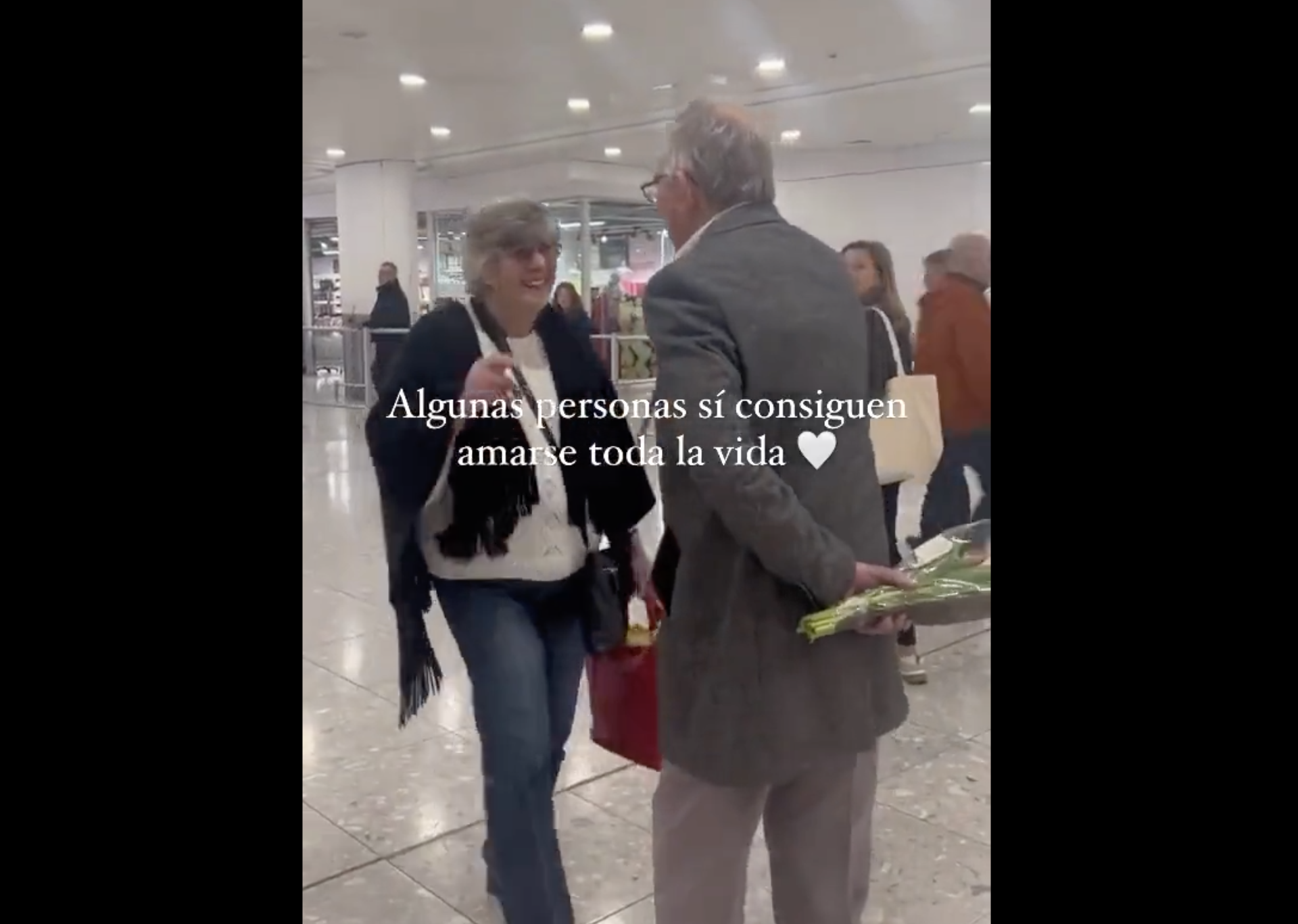El vídeo tierno del día: un hombre mayor sorprende a su esposa en el aeropuerto
