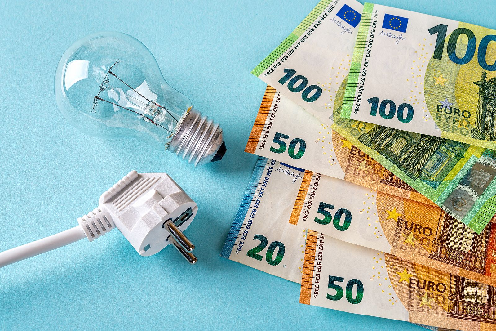 Factura de la luz: 43,3 euros al mes de media, un 13% menos que hace un año