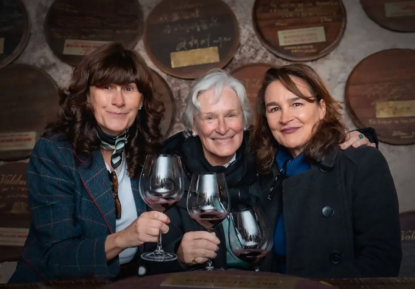 Glenn Close, nueva social de Honor de la membresía 'La Tenada de Valduero', junto a Yolanda y Carolina Valduero VALDUERO