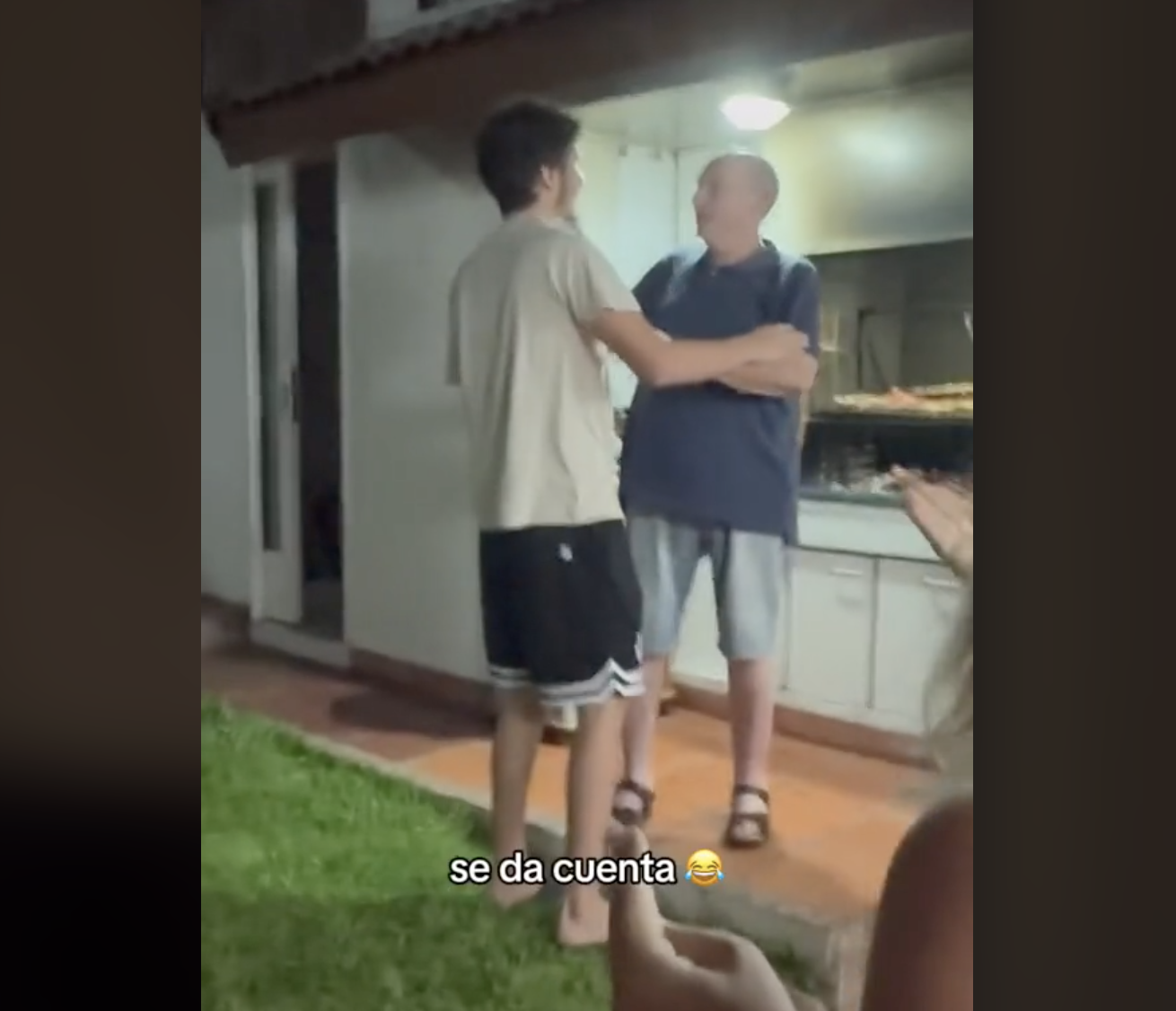 VÍDEO: Un joven vuelve a su casa tras un año fuera y la reacción de su abuelo se hace viral