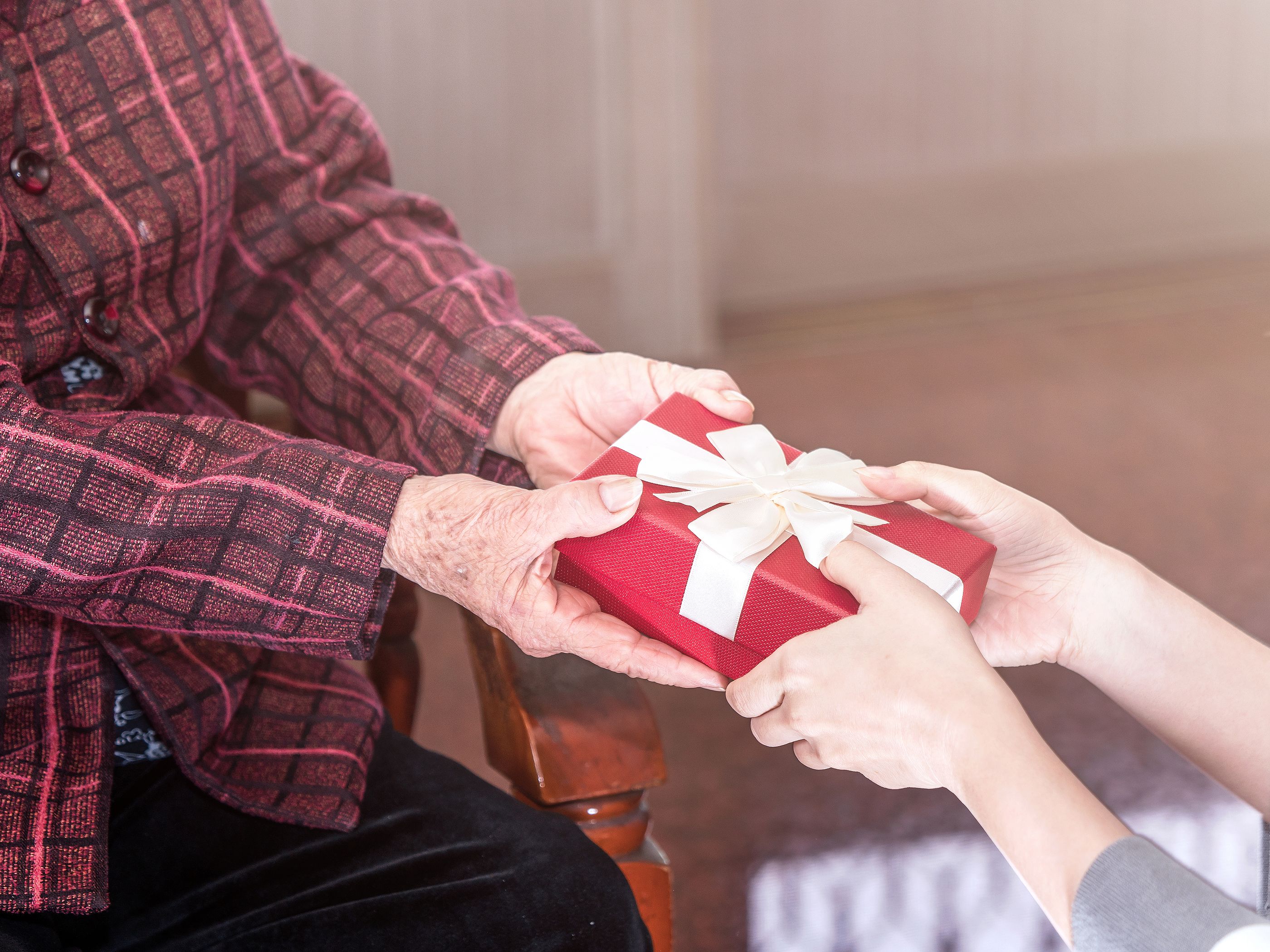 La reacción viral de una mujer de 97 años al regalo de su nieta: "Al Bershka me la voy a llevar". Foto: BIgstock