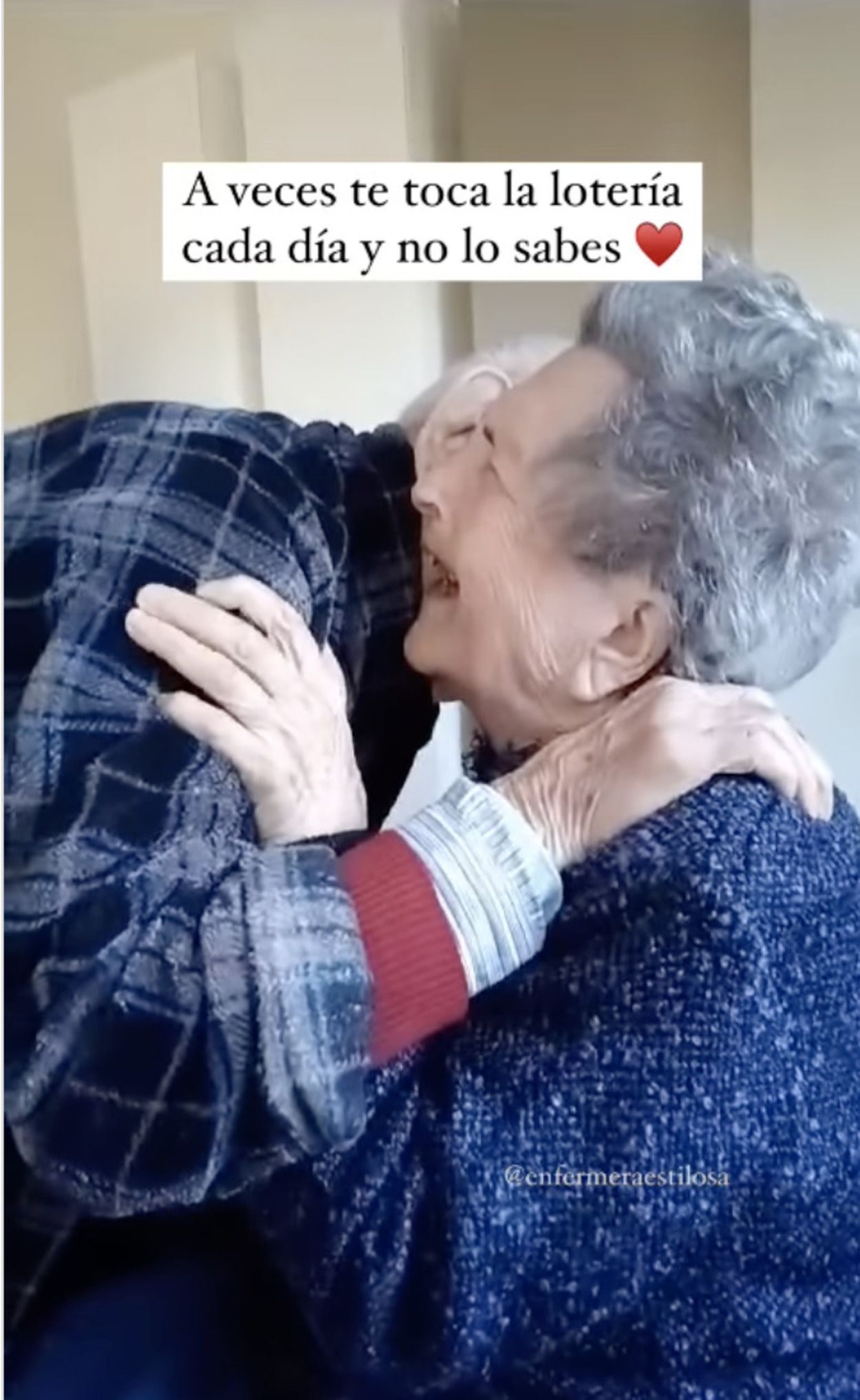 VÍDEO: El emocionante reencuentro de un hombre de 103 años con su mujer después de un mes sin verse