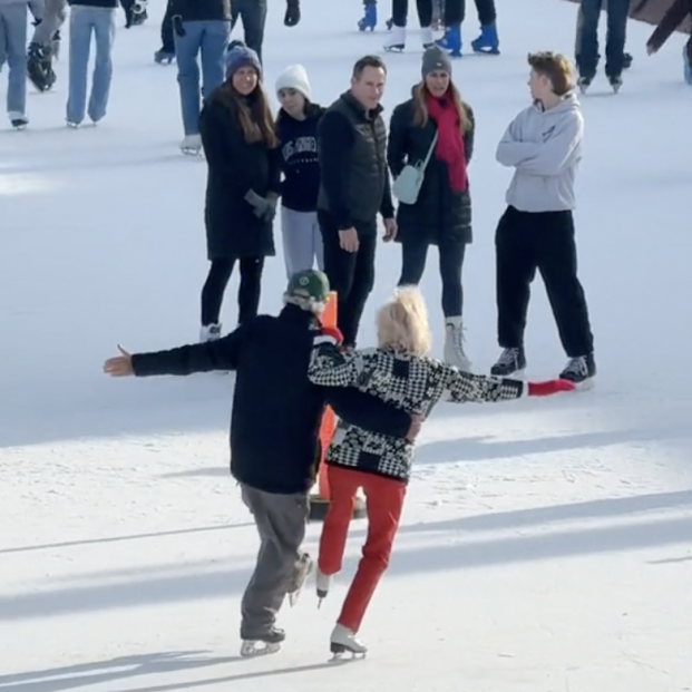 VÍDEO: Una pareja enamora en las redes por la forma en la que patinan en una pista de hielo. Foto: TikTok