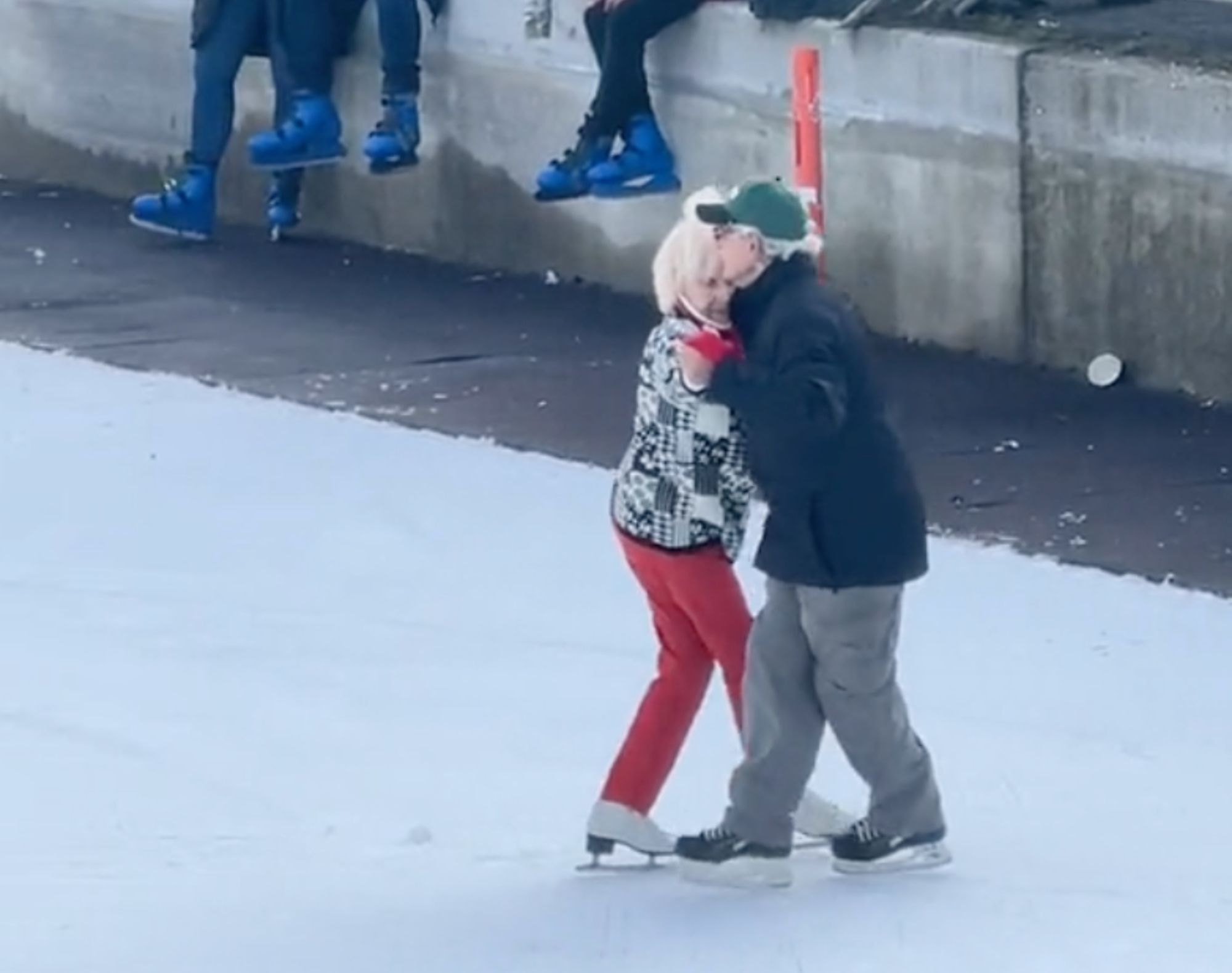 VÍDEO: Una pareja enamora en las redes por la forma en la que patina en una pista de hielo. Foto: TikTok