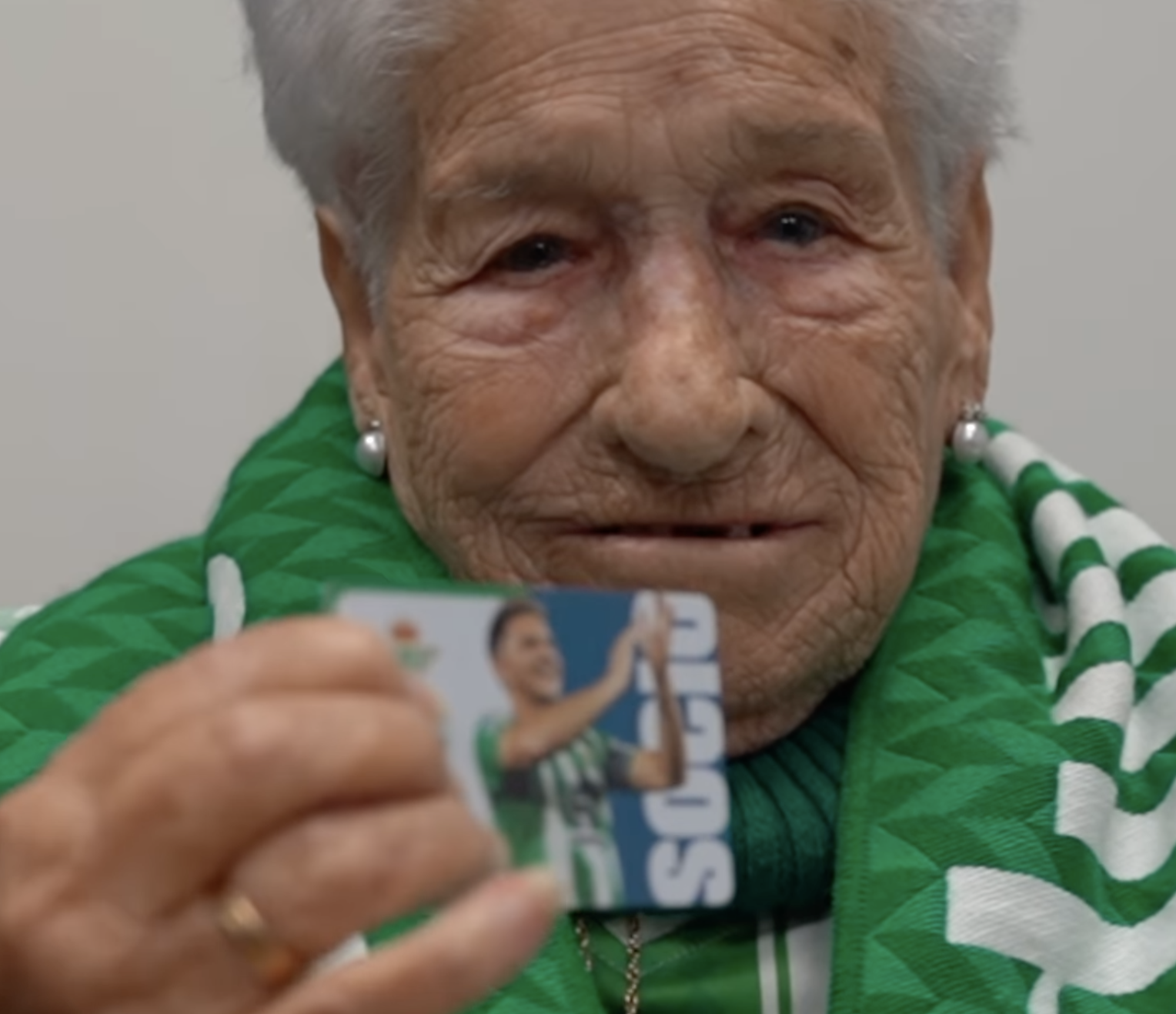 La emotiva sorpresa del Real Betis a una aficionada de 91 años