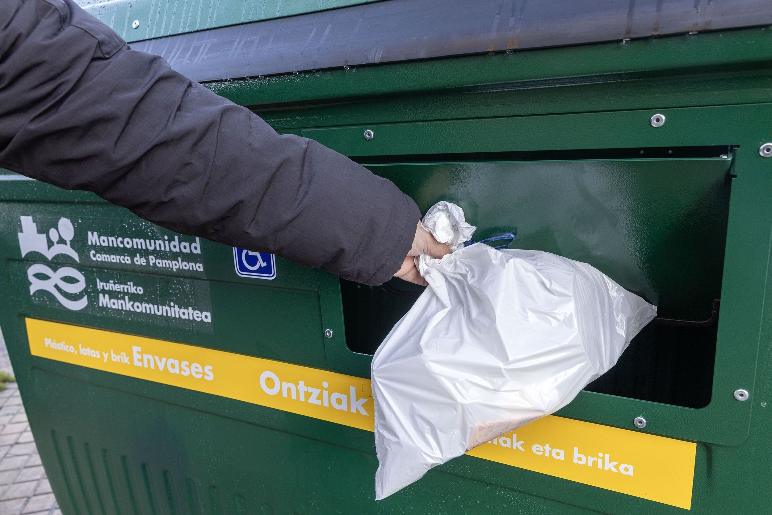 Contenedores accesibles para personas mayores: Pamplona y otras ciudades que ya los tienen. Foto: Europa Press