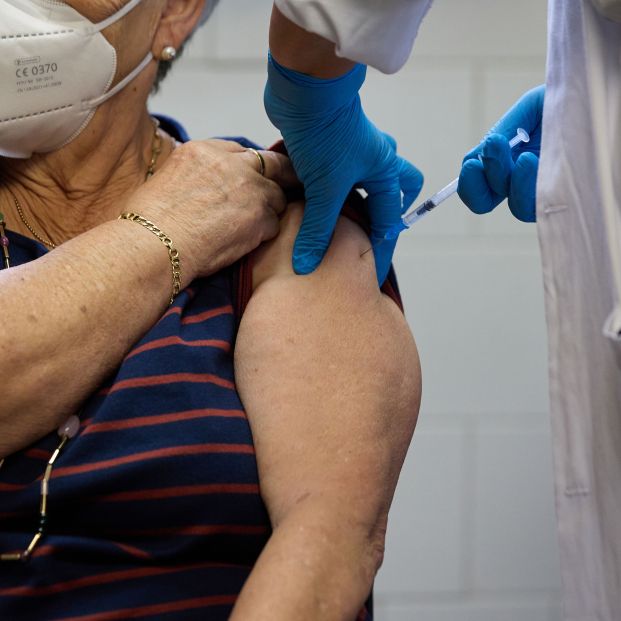 El 46% de los mayores de 60 años ha recibido la dosis adaptada de la vacuna del Covid. Foto: Europa Press