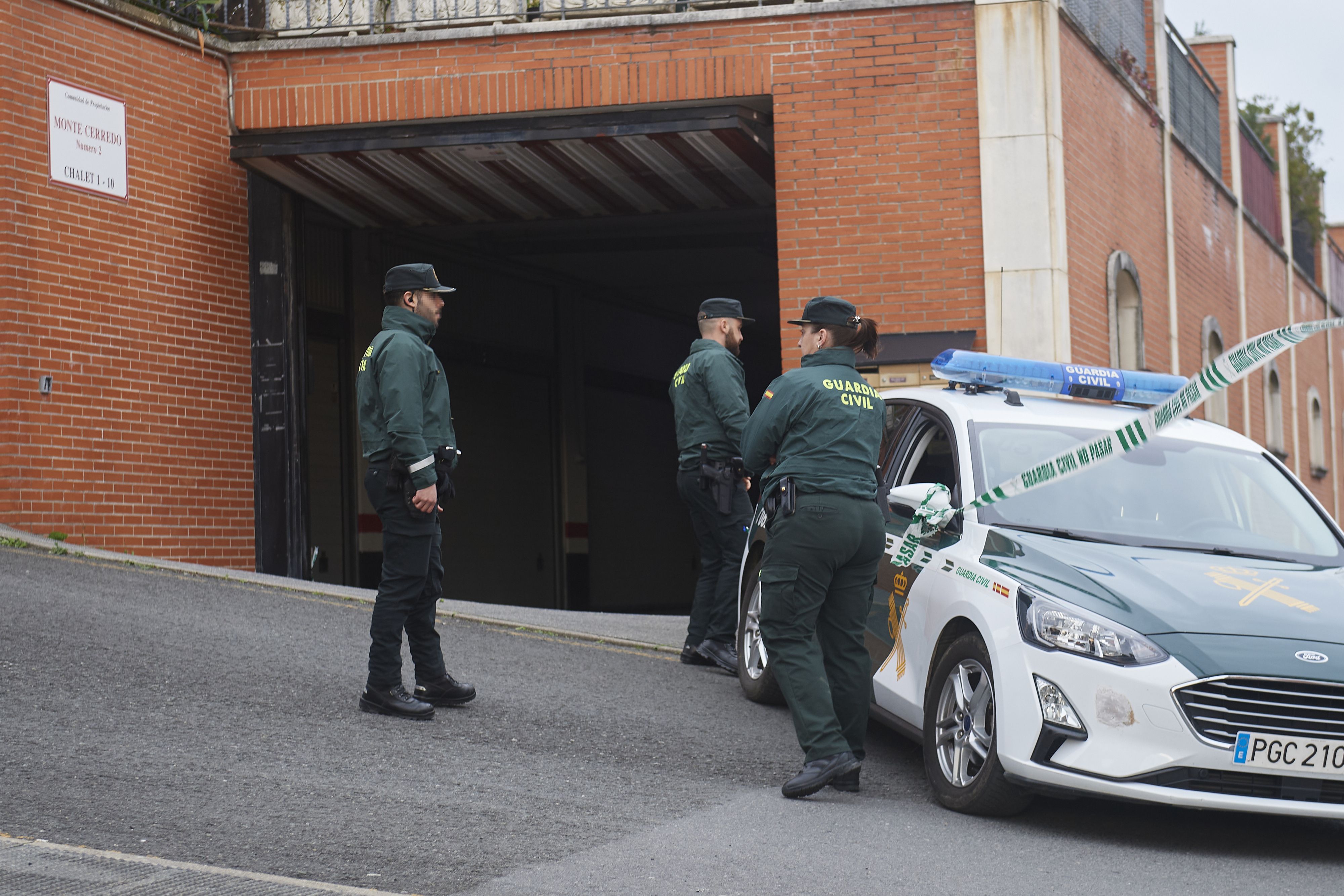 Dos niños de 13 y 16 años detenidos por matar a su madre