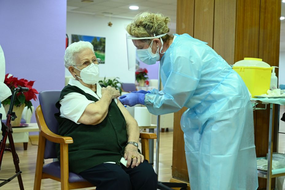 Araceli Hidalgo, la primera española en recibir la vacuna del Covid, cumple 100 años