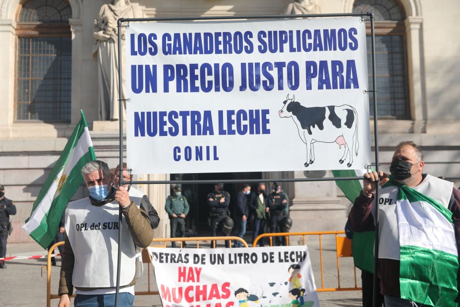 EuropaPress 4219624 dos ganaderos organizacion opl sur portan pancarta reclaman precio justo