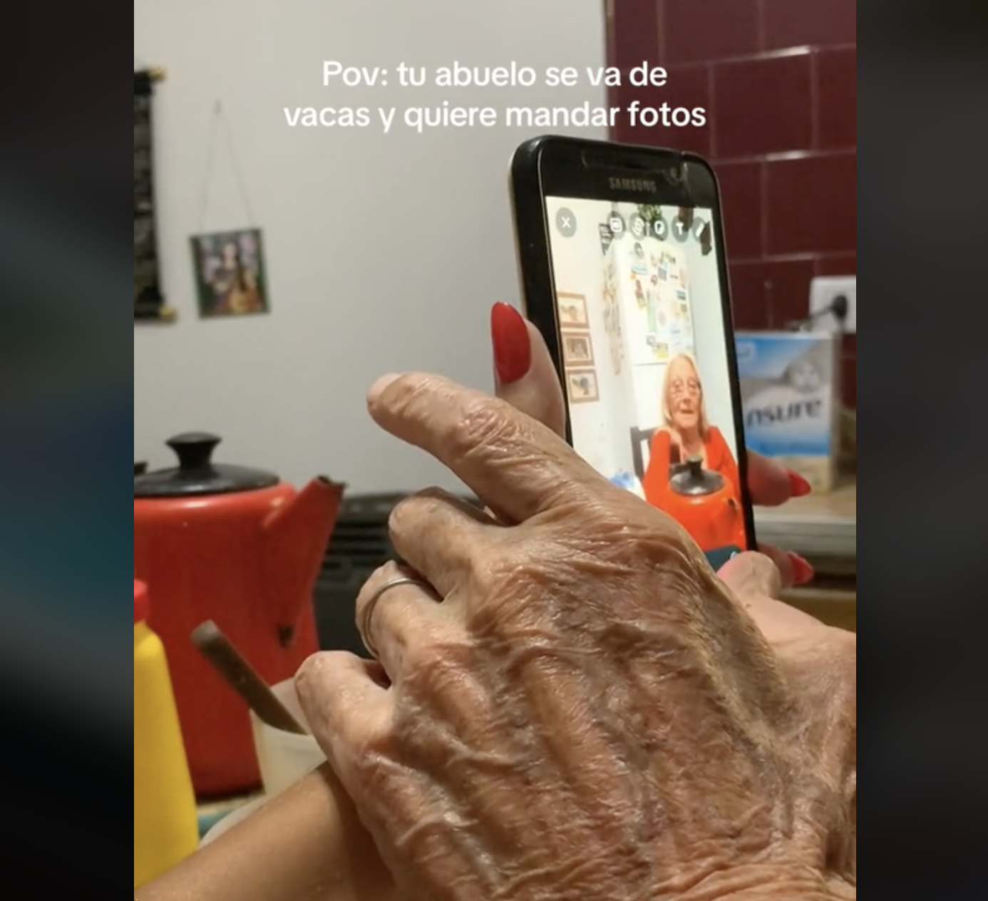 Le enseña a su abuelo a usar el móvil y su reacción se vuelve viral
