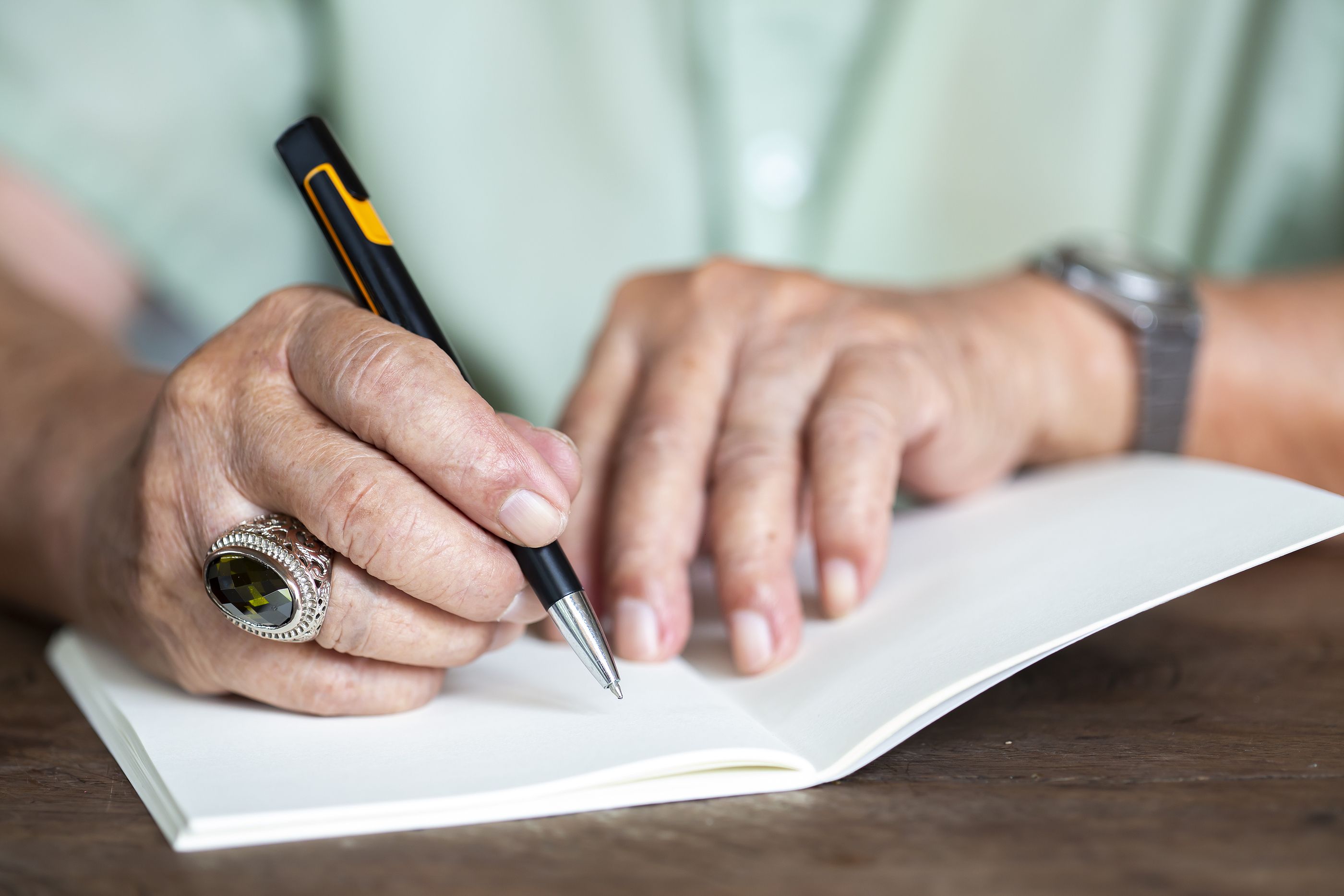 Alcobendas convoca la quinta edición de su Certamen Literario ‘Mayores que escriben’ (Bigstock)