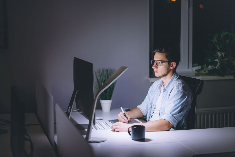 La luz brillante por la noche incrementa el riesgo de sufrir diabetes (Bisgtock)