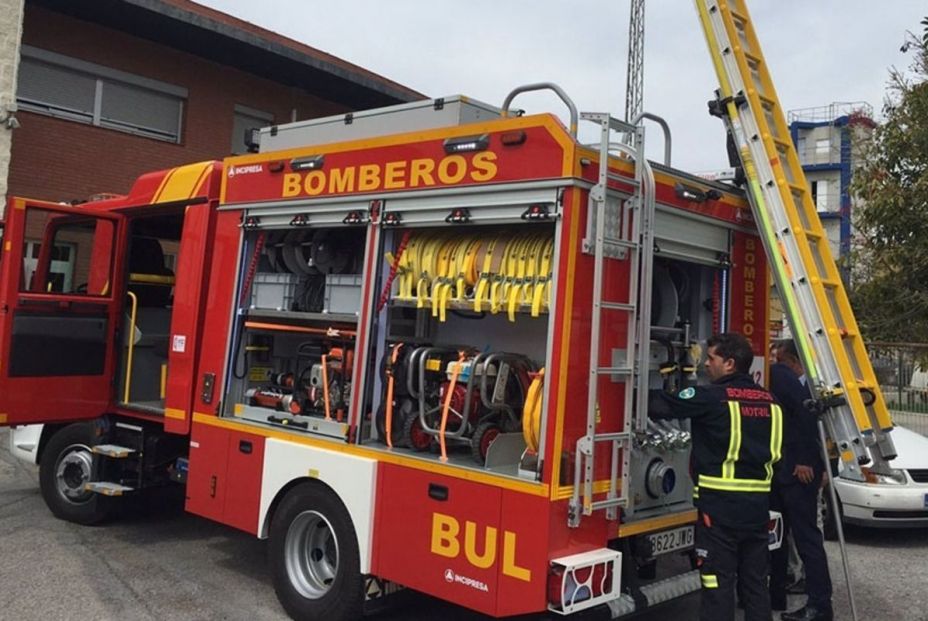 Medio centenar de vecinos desalojados por un incendio en un edificio de Fines (Almería)