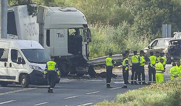 Seis muertos en Los Palacios (Sevilla) tras saltarse un camión un control de la Guardia Civil