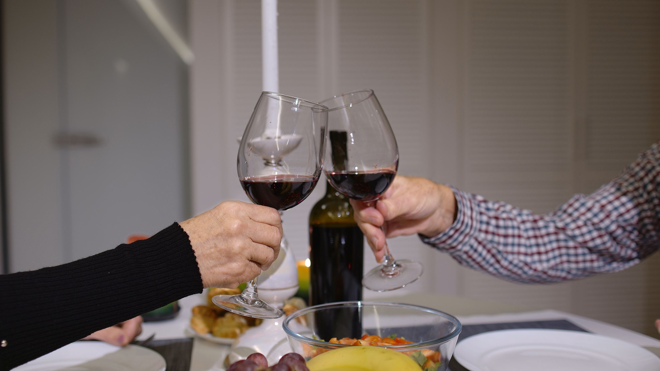 VÍDEO: Invita a sus abuelos a cenar por sorpresa y esta es su reacción viral (Bigstock)