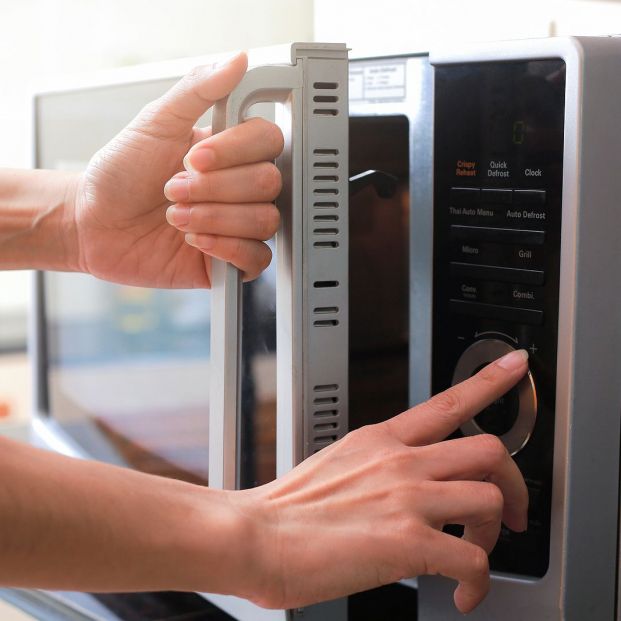 ¿Por qué no debemos calentar la leche en el microondas?