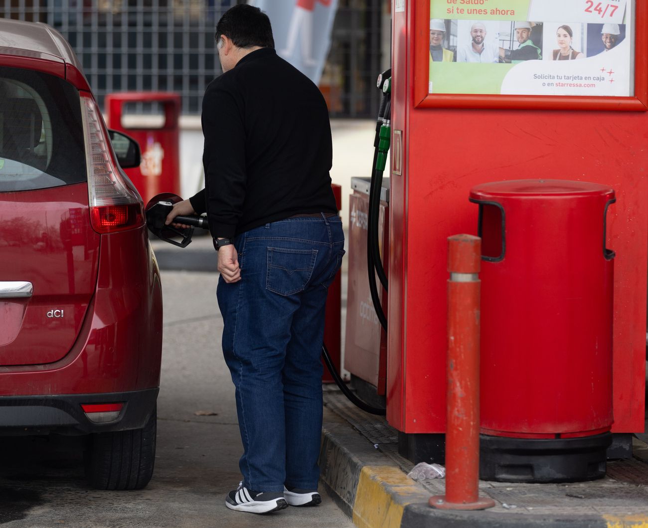 Avisan de la multa que pueden ponerte por algo que muchos hacen en las gasolineras