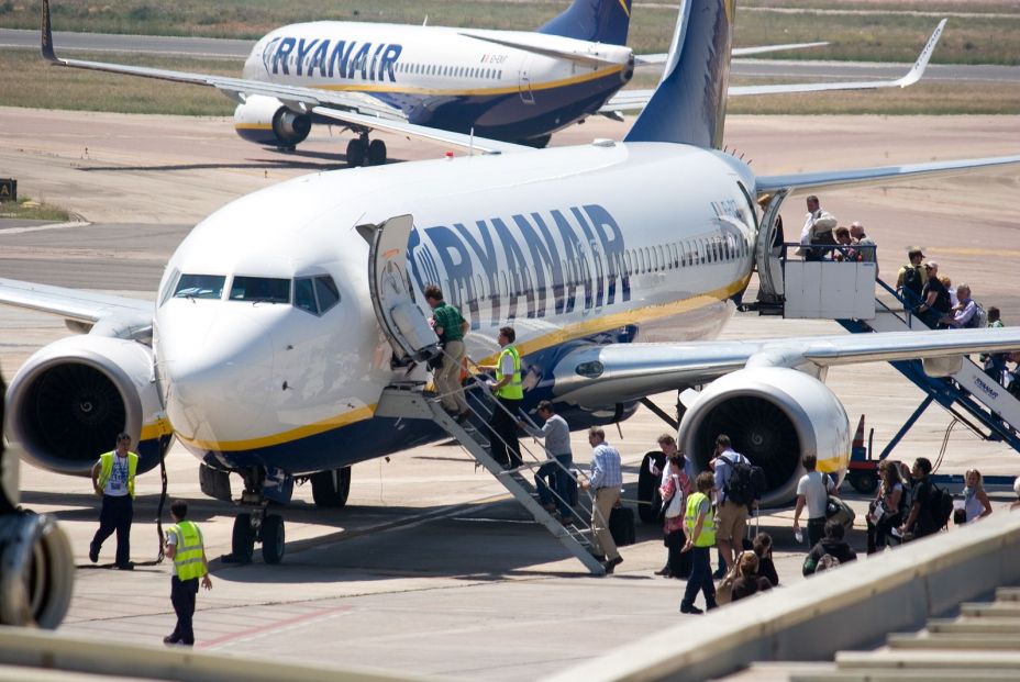 OCU presenta un reclamo ante Ryanair por seguir cobrando equipaje de mano