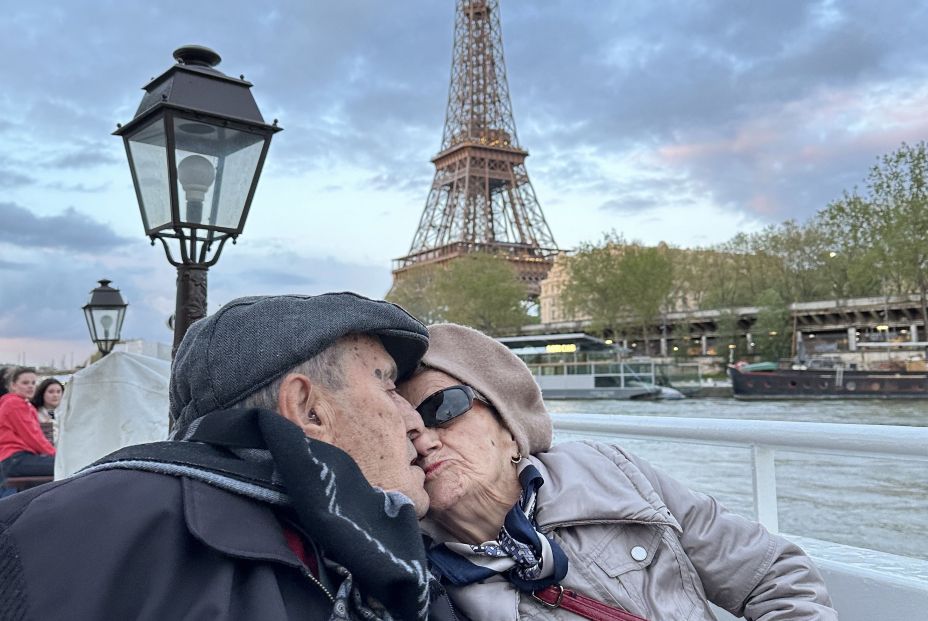 VÍDEO: Marino cumple su sueño de visitar París junto a su mujer (Adopta Un Abuelo)