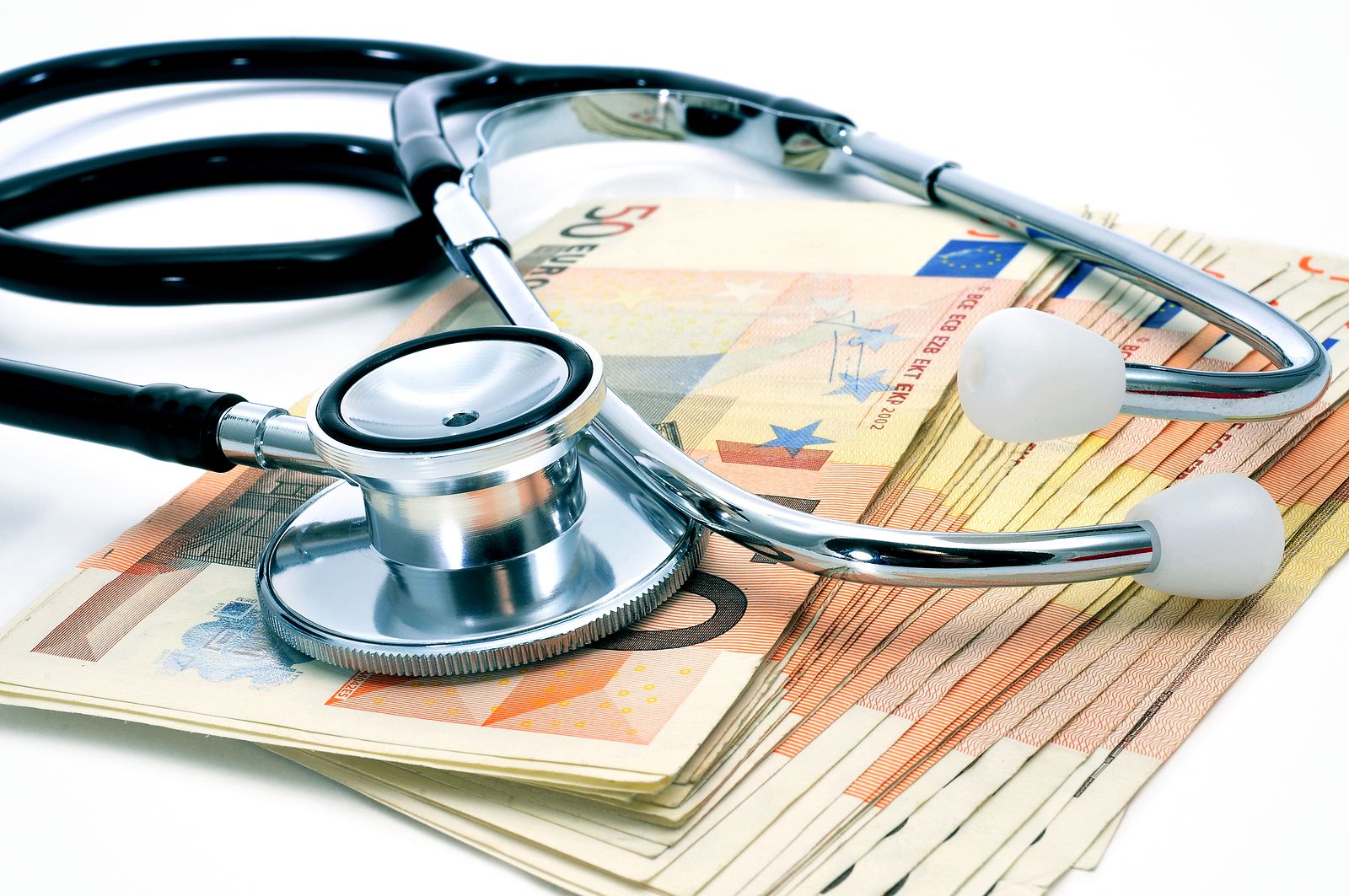 El seguro de salud factura 6.091 millones en solo 6 meses mientras dispara las primas a los mayores. Foto: Bigstock