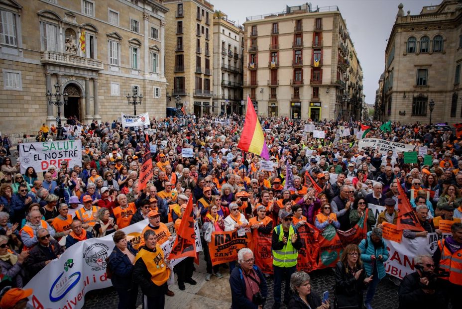 EuropaPress 5871650 decenas personas protestan manifestacion contra privatizacion sanidad abril