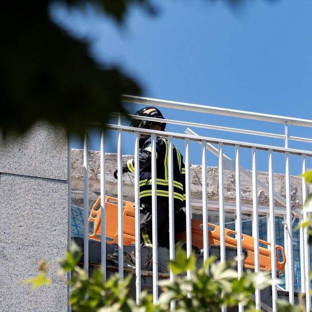 EuropaPress 5944025 bombero trabajando edificio donde derrumbado forjado calle lezama mayo 2024