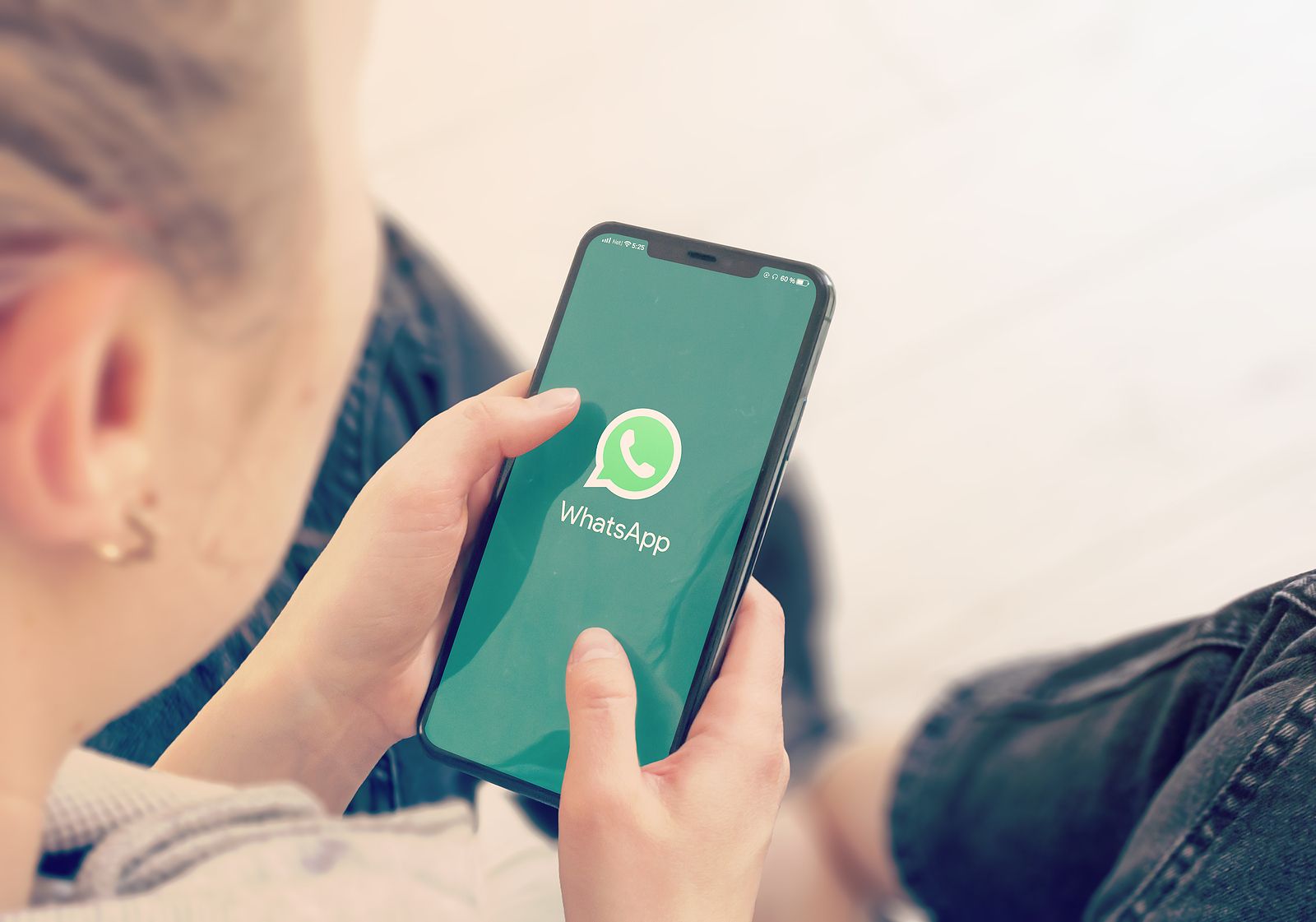 La estafa de WhatsApp que roba tus datos bancarios solo con pulsar un botón