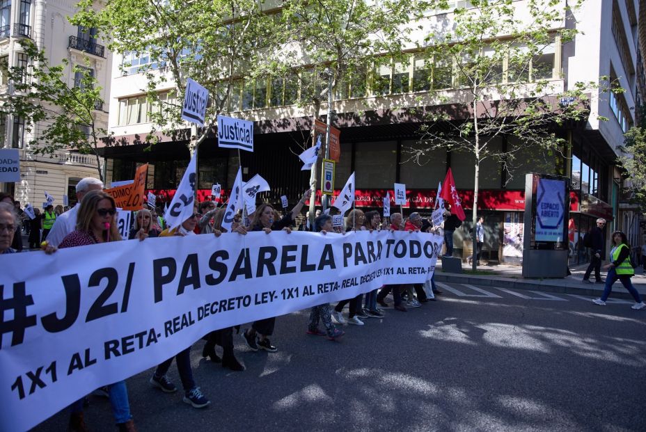 EuropaPress 5885737 varias personas pancarta manifestacion contra ministra inclusion seguridad (1)