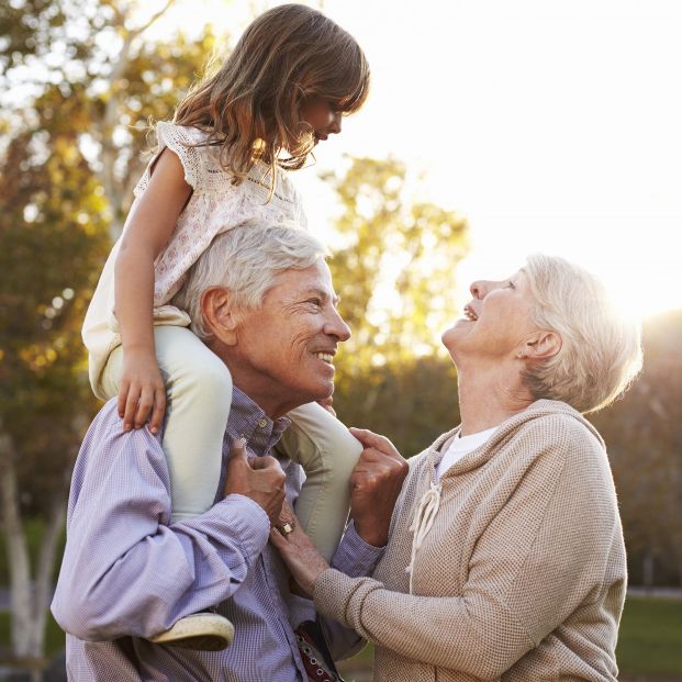 Abuelos y nietos comparten tiempo de ocio cultural porque "les gusta" y les hace más felices (Bigstock)