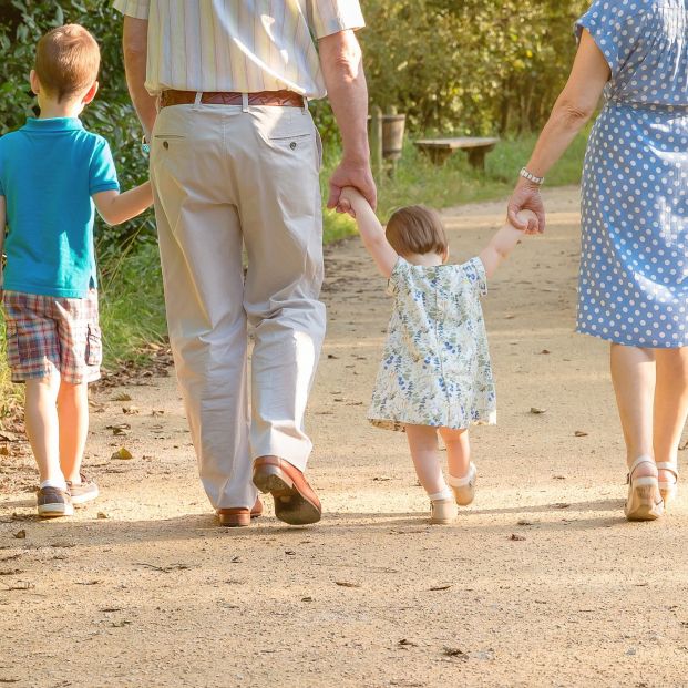 Abuelos y nietos pasan tiempo de ocio cultural porque "les gusta" y les hace más felices (Bigstock)