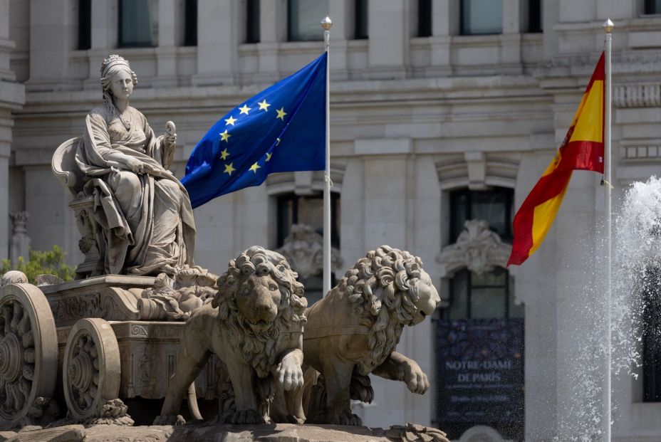 EuropaPress 5949197 bandera union europea plaza cibeles mayo 2024 madrid espana fuente cibeles